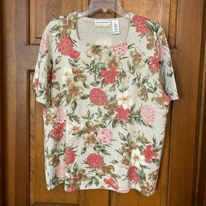Lovely Alfred Dunner short sleeve knit top